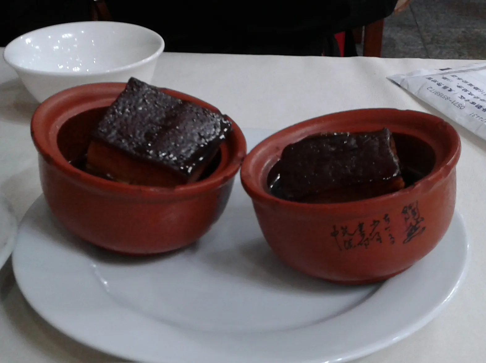 Dongpo-Schweinefleisch in kleinen Tontöpfen