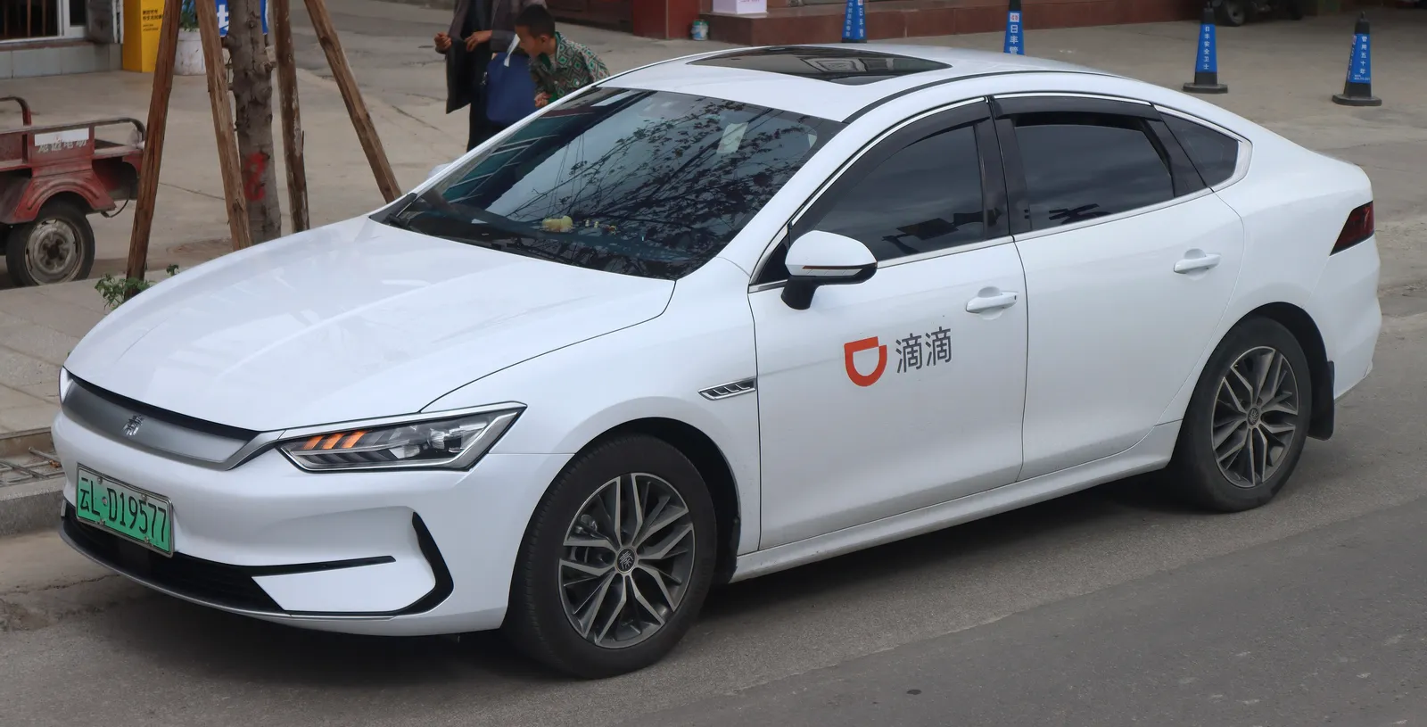 Weißes Elektroauto mit DiDi-Logo in Dali