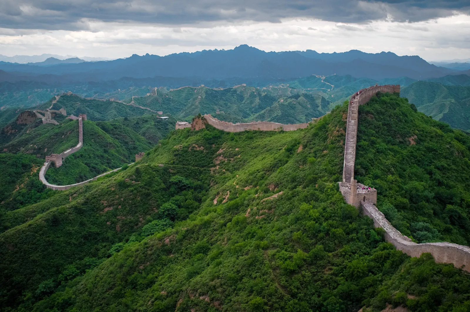 La Grande Muraille serpentant sur des crêtes verdoyantes à Jinshanling