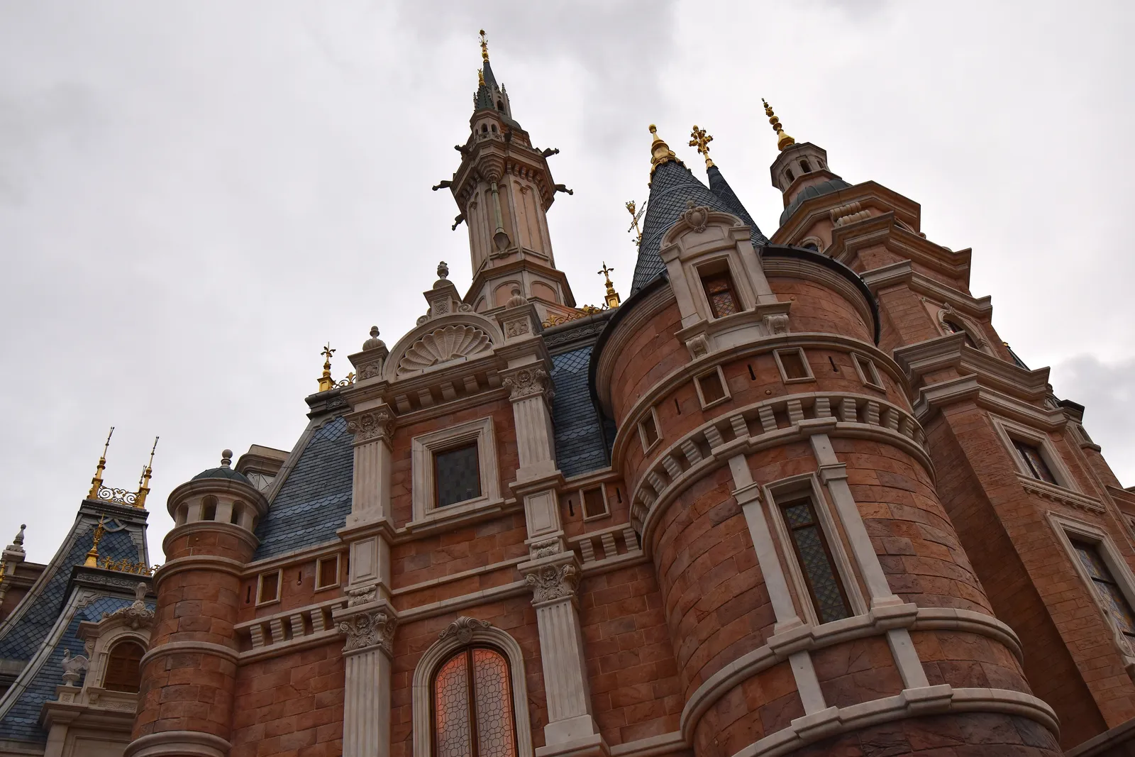 Castillo encantado de los cuentos en Shanghai Disneyland