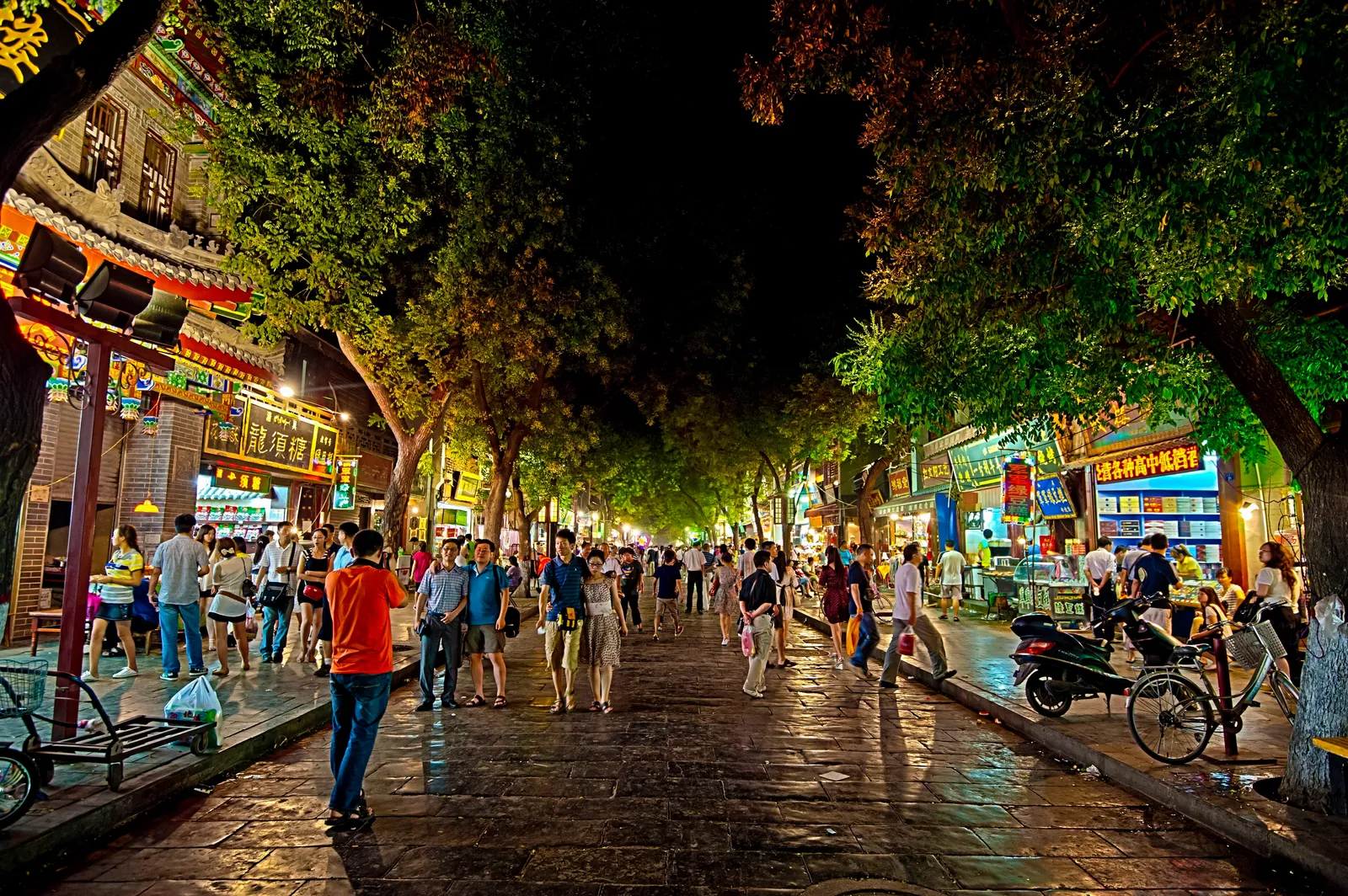 Calle animada al anochecer en el barrio musulmán de Xi’an
