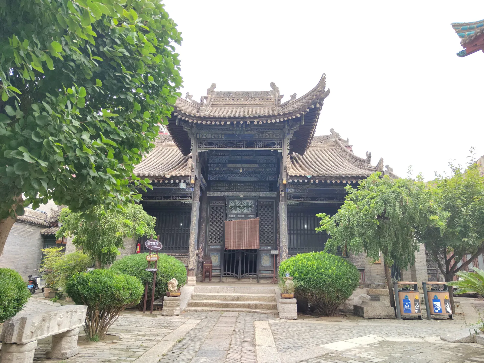 西安化觉巷清真大寺内的省心楼（宣礼楼）庭院