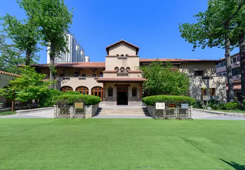 Spanish-style villa and lawn of Jingyuan, the Garden of Serenity
