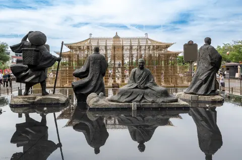 Bronze Tang-era figures and a reflecting pool on the Datang Everbright City boulevard