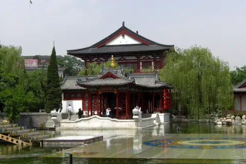 Tang-style halls beside the Nine Dragons Lake at Huaqing Palace