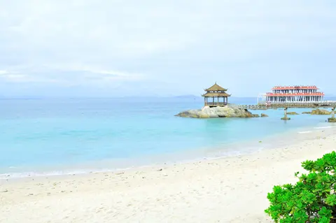 Clear turquoise water and white beach on Wuzhizhou Island