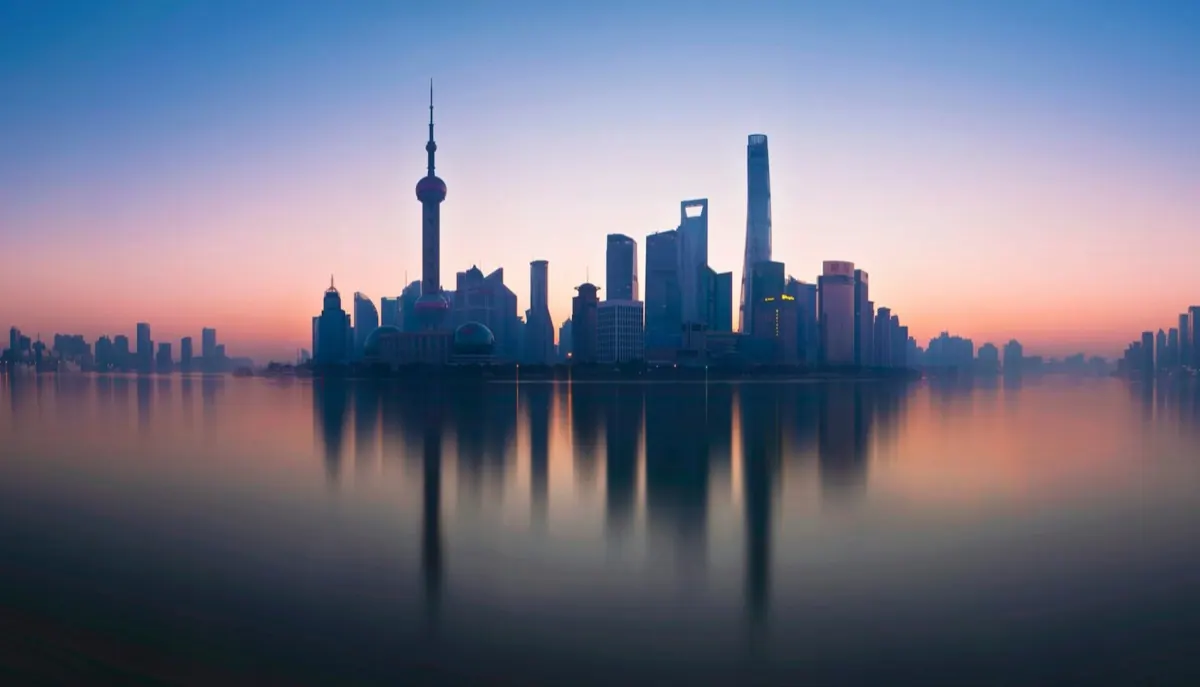El skyline de Lujiazui reflejado en el río Huangpu al atardecer